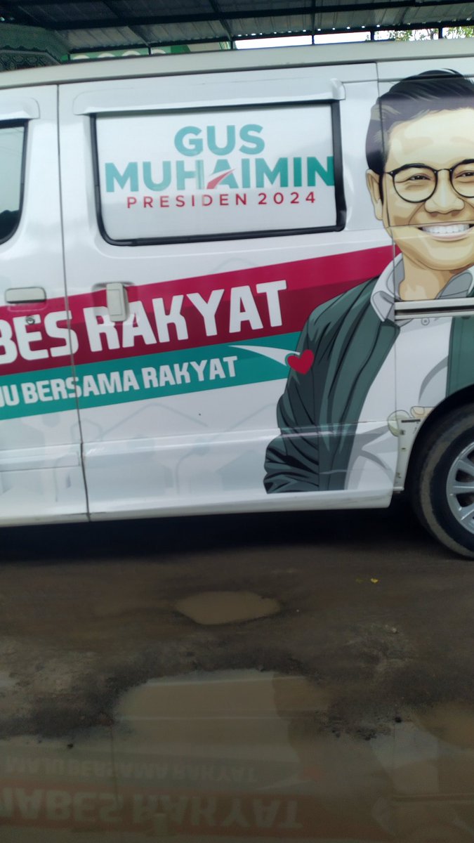 Lagi nunggu anak pulang sekolah, mobil ini lewat di depan sy...
Sy hanya berkata:
Semua orang bisa bermimpi jadi presiden 2024
