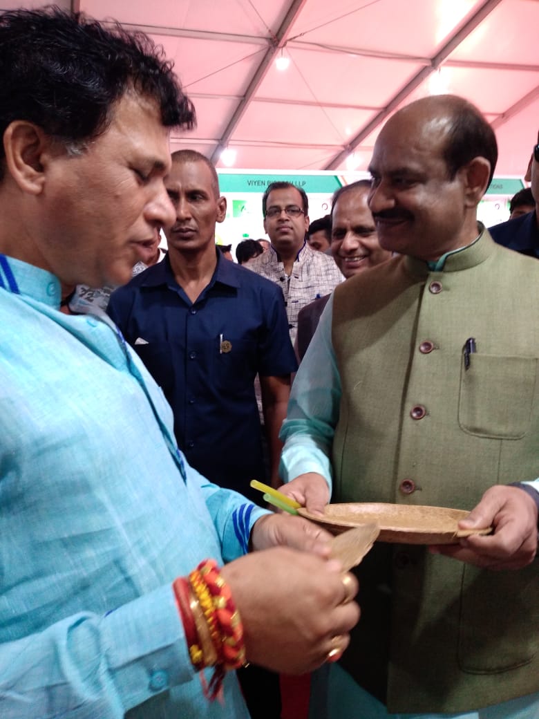 Proud and humbled by the visit of Hon.Speaker  Sri.Om Birla  accompanied by Sri.Kailash Choudhary, Minister of State, Ministry of Agriculture and farmers welfare,Govt of India at our Thooshan stall, ICAR complex, New Delhi 18th Oct 2022.
#Thooshan #biodegradable