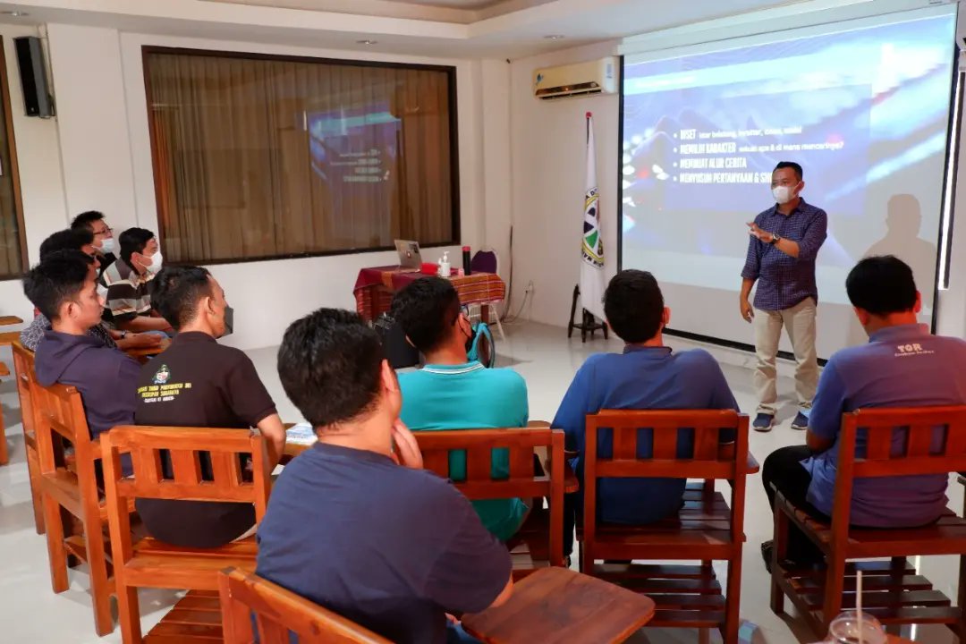 Dpt kesempatan ngajar video jurnalistik di fak filsafat WM. Materi lengkap: komposisi gambar-editing. Mahasiswa yg semua frater sangat aktif waktu sesi tanya jawab &amp; mereka diskusi. Kursus kerjasama antara <a href="/aji_surabaya/">AJI SURABAYA</a> dgn fakultas.  Nggak sabar utk ngajar lagi. <a href="/Andreyuris/">Andre Yuris</a> 🍻