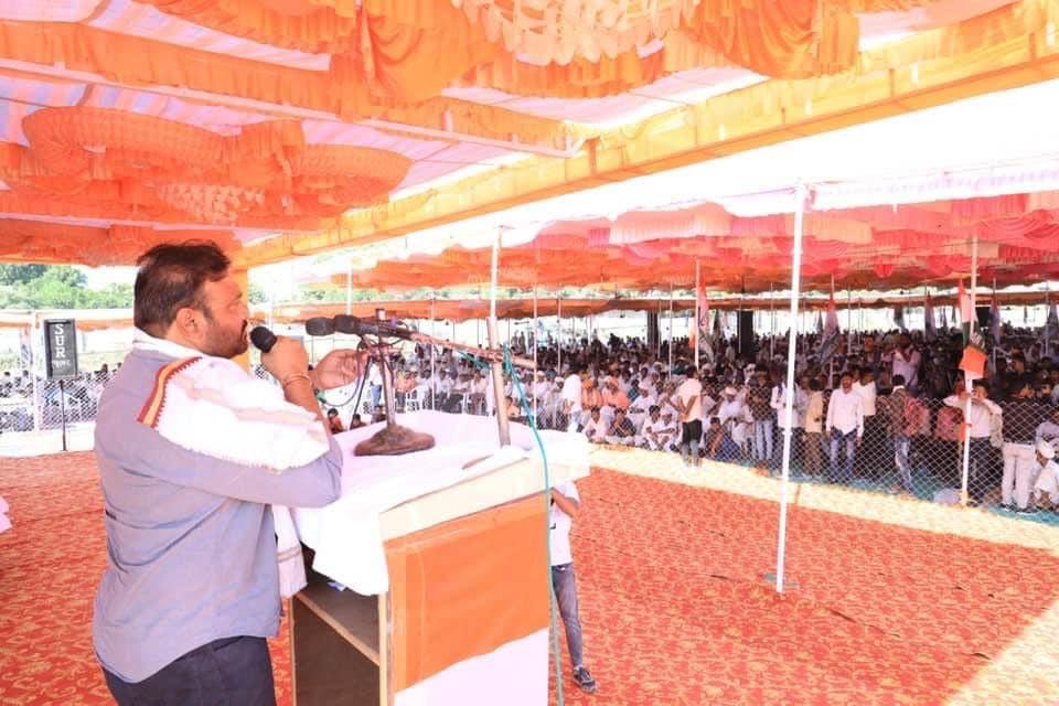 IG_Gohil_'s tweet image. યુવા પરિવર્તન યાત્રા માં અંતિમ દિવસે લોકપ્રિય ધારાસભ્ય @GulabsinhRajput ના  મતવિસ્તાર #થરાદ માં યાત્રા ની પૂર્ણવુતી સભા માં #રાજસ્થાન ના #મુખ્યમંત્રી @ashokgehlot51 જી ની ઉપસ્થિતિ માં હજારો લોકો એ ગુજરાત માં પરિવર્તન નો સંકલ્પ લીધો