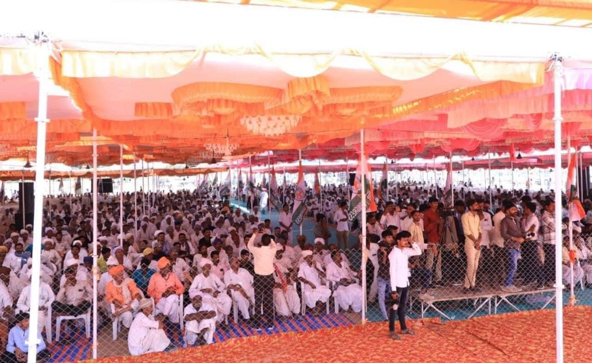 IG_Gohil_'s tweet image. યુવા પરિવર્તન યાત્રા માં અંતિમ દિવસે લોકપ્રિય ધારાસભ્ય @GulabsinhRajput ના  મતવિસ્તાર #થરાદ માં યાત્રા ની પૂર્ણવુતી સભા માં #રાજસ્થાન ના #મુખ્યમંત્રી @ashokgehlot51 જી ની ઉપસ્થિતિ માં હજારો લોકો એ ગુજરાત માં પરિવર્તન નો સંકલ્પ લીધો