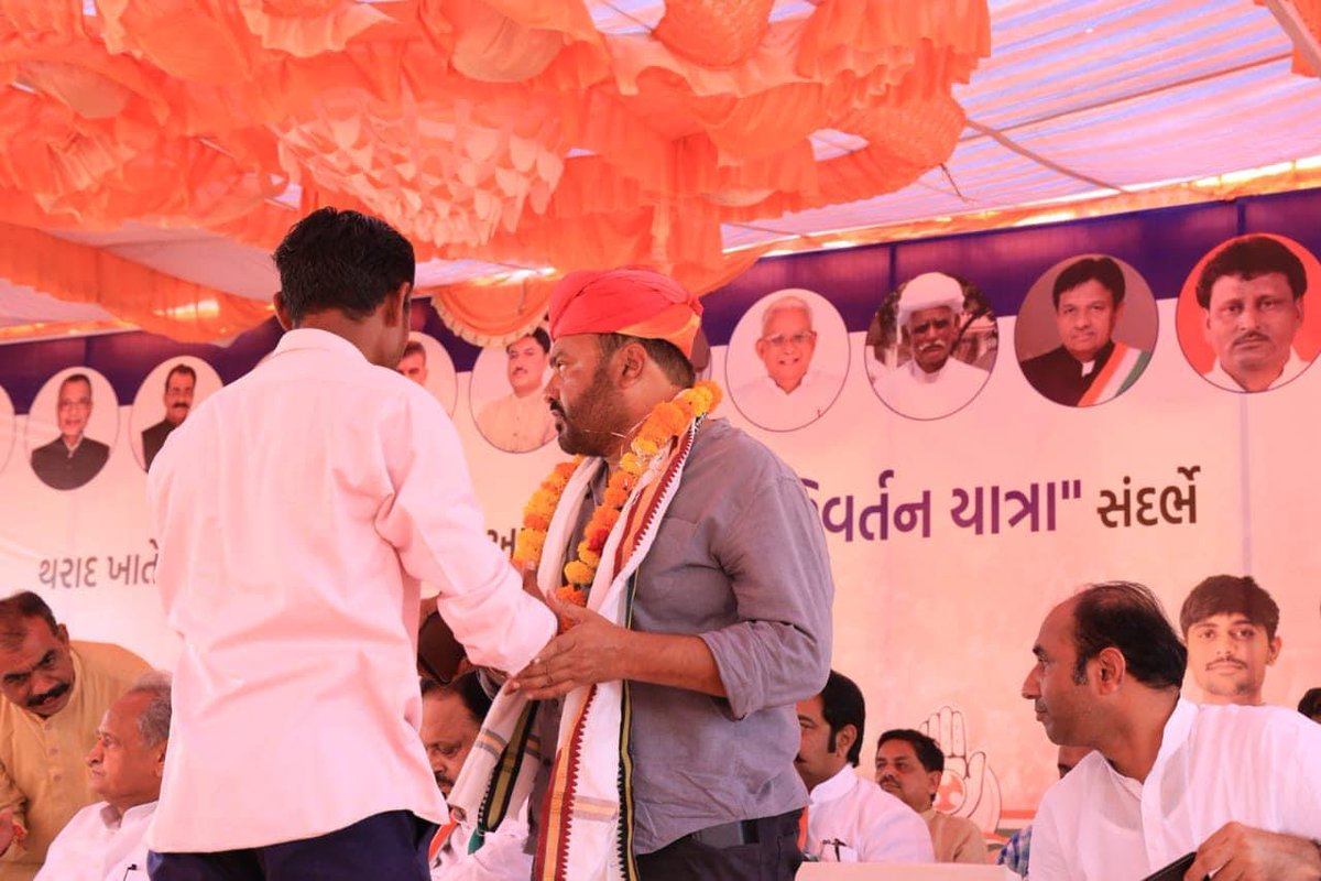 IG_Gohil_'s tweet image. યુવા પરિવર્તન યાત્રા માં અંતિમ દિવસે લોકપ્રિય ધારાસભ્ય @GulabsinhRajput ના  મતવિસ્તાર #થરાદ માં યાત્રા ની પૂર્ણવુતી સભા માં #રાજસ્થાન ના #મુખ્યમંત્રી @ashokgehlot51 જી ની ઉપસ્થિતિ માં હજારો લોકો એ ગુજરાત માં પરિવર્તન નો સંકલ્પ લીધો