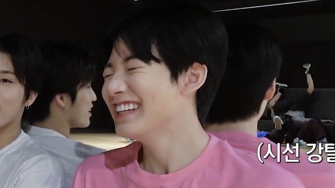JUNKY_UWU's tweet photo. Photo sequence of Junkyu laughing 🥰💗 https://t.co/iXU1TVGZsC