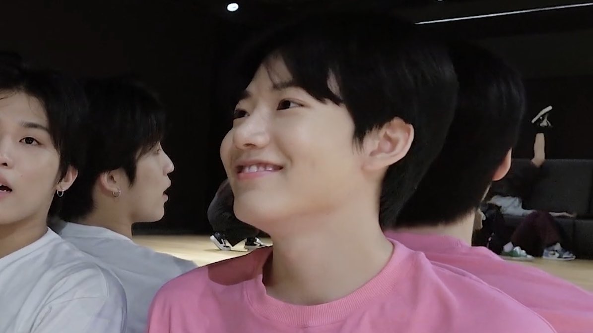 JUNKY_UWU's tweet photo. Photo sequence of Junkyu laughing 🥰💗 https://t.co/iXU1TVGZsC