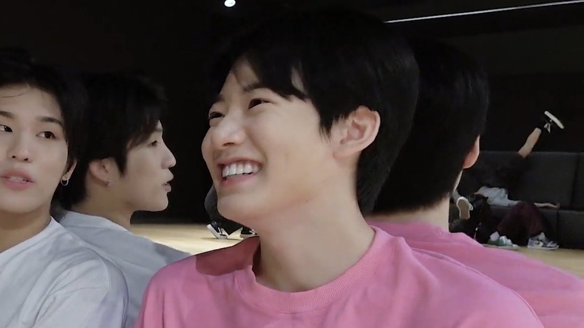 JUNKY_UWU's tweet photo. Photo sequence of Junkyu laughing 🥰💗 https://t.co/iXU1TVGZsC