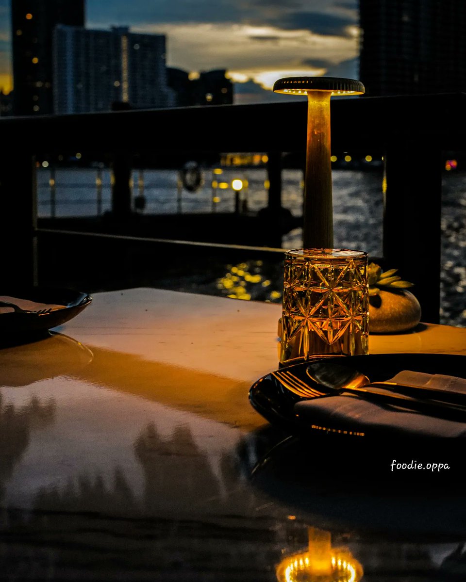 SNuttawat's tweet photo. Capella Moments

#capella #capellamoments #chaophrayariver #sunset #capellabangkok https://t.co/0jCnBzNjTh