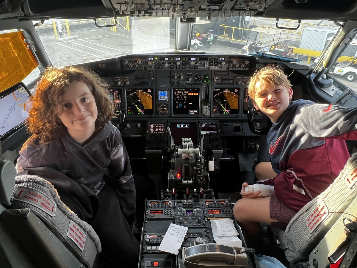BerdSfo's tweet photo. They’re a little older than my usual #PilotsInTraining but you had to have seen how excited they were to appreciate it! Best-frenz off to Kona left ones parents! Returned to their seats, minds made up they’ll be Pilots when they grow up! @weareunited @vjpassa @MikeHannaUAL https://t.co/PMmOmJJy5S