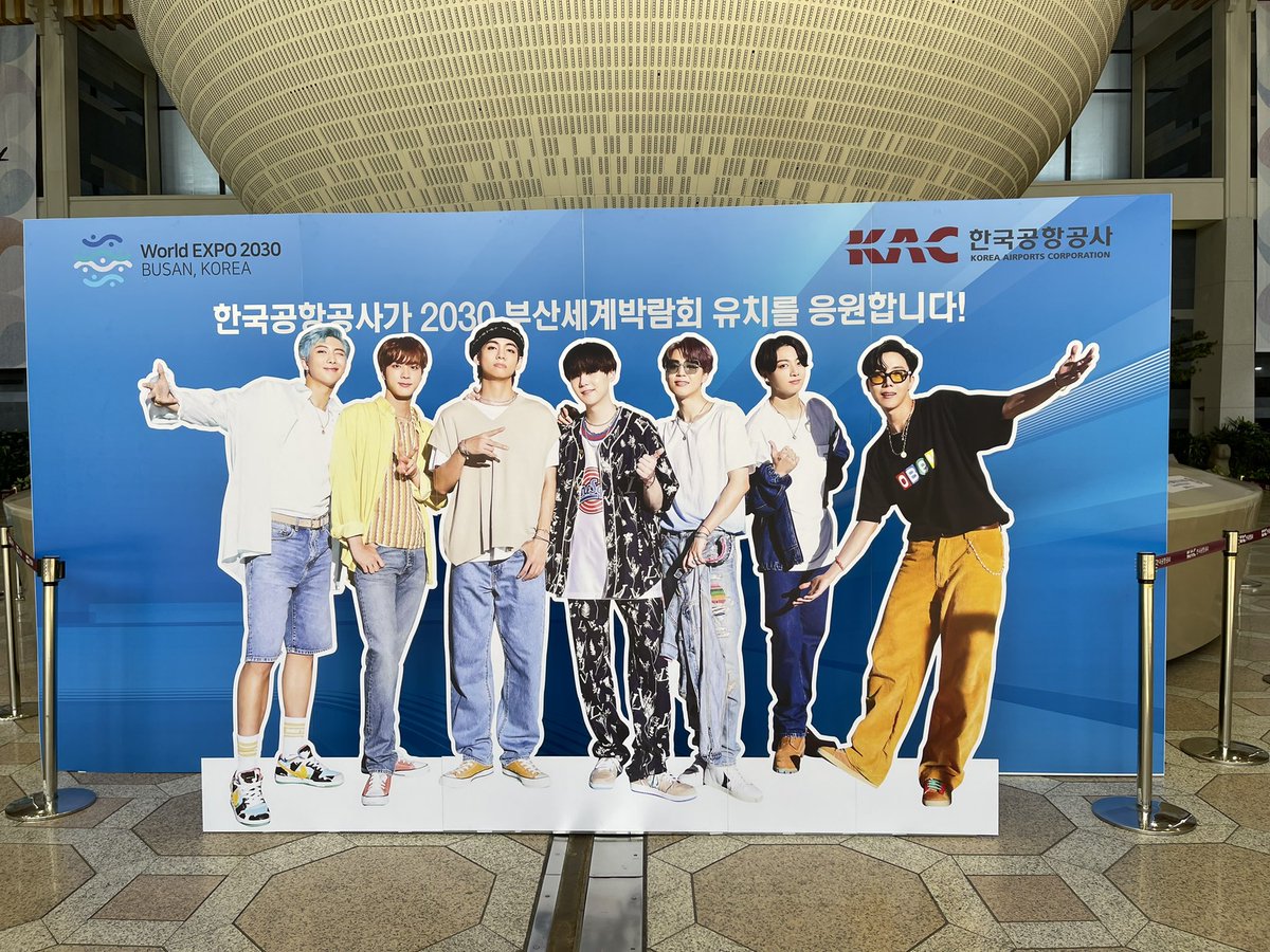 minmin0min2's tweet photo. あぁーもう日本に帰るなんて寂しすぎる😭
でも空港で7人が見送ってくれた🫶🫶
昨日の夜はご飯食べて帰り道にチラッとHYBEに寄ってバイバイしてきた🥲
あぁー😢またすぐ来るからね！！！ https://t.co/oRgx0vWOZw