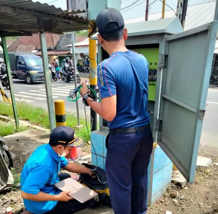 info__jombang's tweet photo. Perbaikan PJU
Selasa, 18 Oktober 2022:

1. Jln Jombang-Mojokerto.
- Ganti Lampu LED 100WT(14).
2. Jln Jombang-Ploso.
- Ds. Santren Tembelang ( padam).
3. Jln Gatot Subroto.
- Simpang Undar.
- Depan Palem Asri. (Padam). (10).90 Watt.
4. Jln Denanyar- Megaluh. ( Lampu Gantung depan https://t.co/F2x1xYelcS