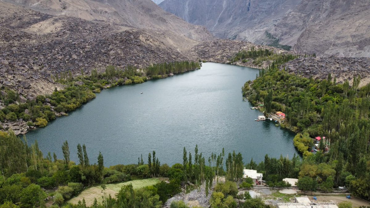 LifeLensScape's tweet photo. Upper Kachura Lake, Skardu, Gilgit Baltistan, Pakistan. 
The beauty of the Upper Kachura Lake is almost untampered and mostly unexplored by travelers, due to lack of infrastructure owing to its rough terrain.
Credits: @BakhatNasr 
#ColorsofPakistan #ExplorePakistan https://t.co/qv4ABtzBDc