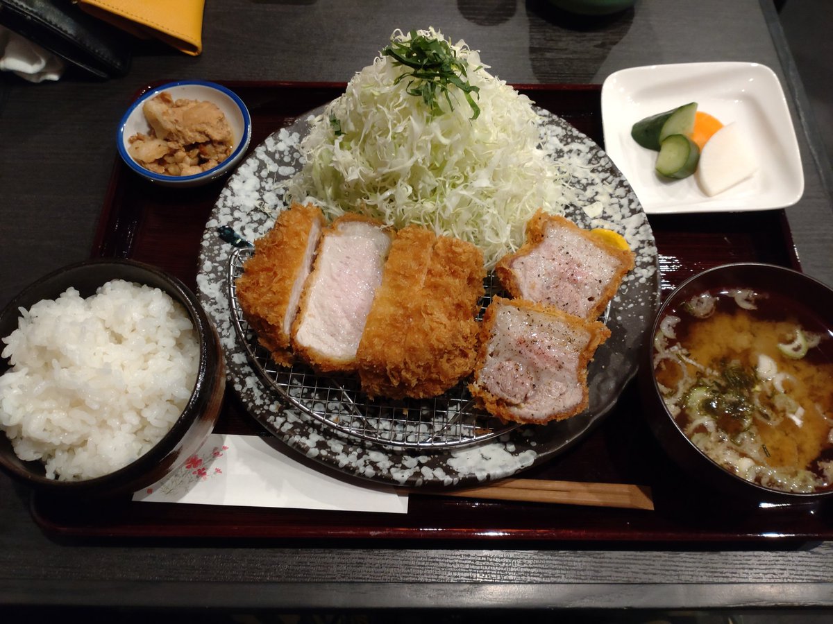 comchin28's tweet photo. 【新小岩南口】とんかつ暁さん
厚切り特ロースかつ定食を、いただきました🍴🙏
お肉が柔らかくて、脂身のところを塩で食べると甘みが増して最高です。キャベツ用のレモンドレッシングも抜群です。
美味しかったです✌ごちそうさまでした🙏
#厚切り特ロースかつ定食
#とんかつ暁
#Rontan https://t.co/aOuLE7M9Zu