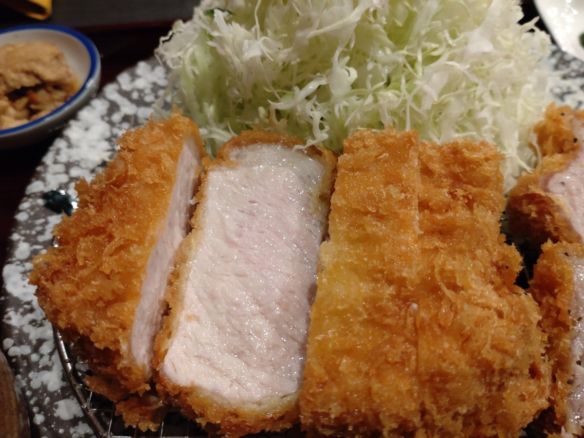 comchin28's tweet photo. 【新小岩南口】とんかつ暁さん
厚切り特ロースかつ定食を、いただきました🍴🙏
お肉が柔らかくて、脂身のところを塩で食べると甘みが増して最高です。キャベツ用のレモンドレッシングも抜群です。
美味しかったです✌ごちそうさまでした🙏
#厚切り特ロースかつ定食
#とんかつ暁
#Rontan https://t.co/aOuLE7M9Zu