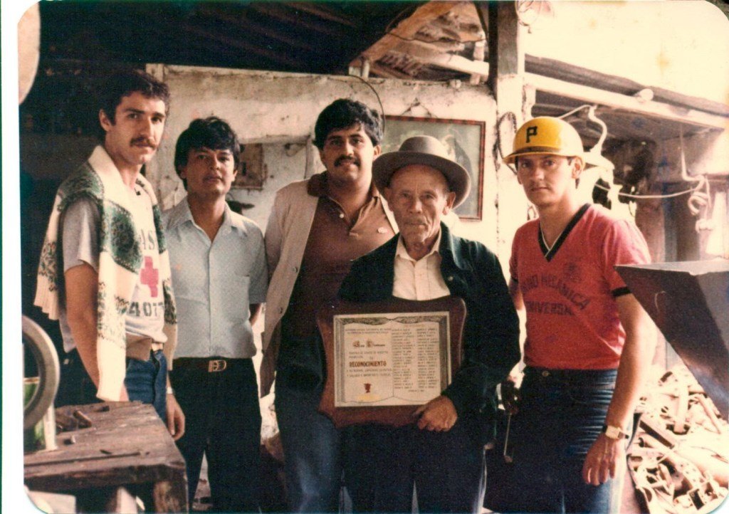 CIVoficial's tweet photo. Luis Zambrano, merideño, inventor popular más importante de Venezuela. Único campesino de Latinoamérica en recibir Doctorado Honoris Causa (ULA-1984). Estudió 4to.grado. Más de 50 inventos destaca turbina hidráulica a pesar haber perdido la mano derecha.
https://t.co/yS8hhhc1IY https://t.co/7P4N9wIN8m