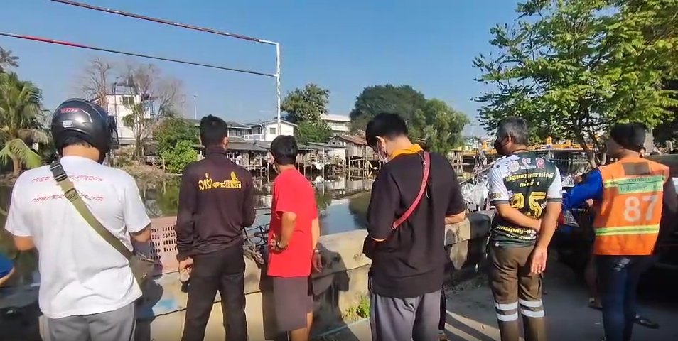 ctrmcot's tweet photo. ชาวบ้านพบศพชายอายุ 40-50 ปี ลอยในคลองปากซอยเทพกุญชร 40/2 ม.14 ต.คลองหนึ่ง อ.คลองหลวง จ.ปทุมธานี กู้ภัยนำร่างขึ้นมาพบว่าไม่สวมเสื้อผ้า แพทย์ระบุเสียชีวิตมาแล้ว 1-2 วัน ไม่พบร่องรอยถูกทำร้าย ตำรวจบันทึกภาพไว้เป็นหลักฐานและนำร่างส่งนิติเวช รพ.ธรรมศาสตร์เฉลิมพระเกียรติ @TNAMCOT https://t.co/y8wvYe6FfL