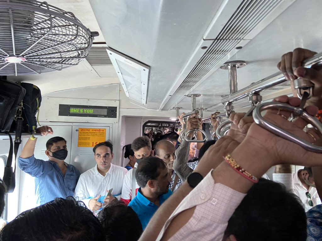 RamSavanur's tweet photo. No action. 8.59 AC fast at Dombivli today.Even the door wasn’t closing due to heavy rush. Where is the TC squad? No update on new services during morning peak hours. Jaago Bhai Jaago. Please do something on war footing. https://t.co/VwBW48DXVl