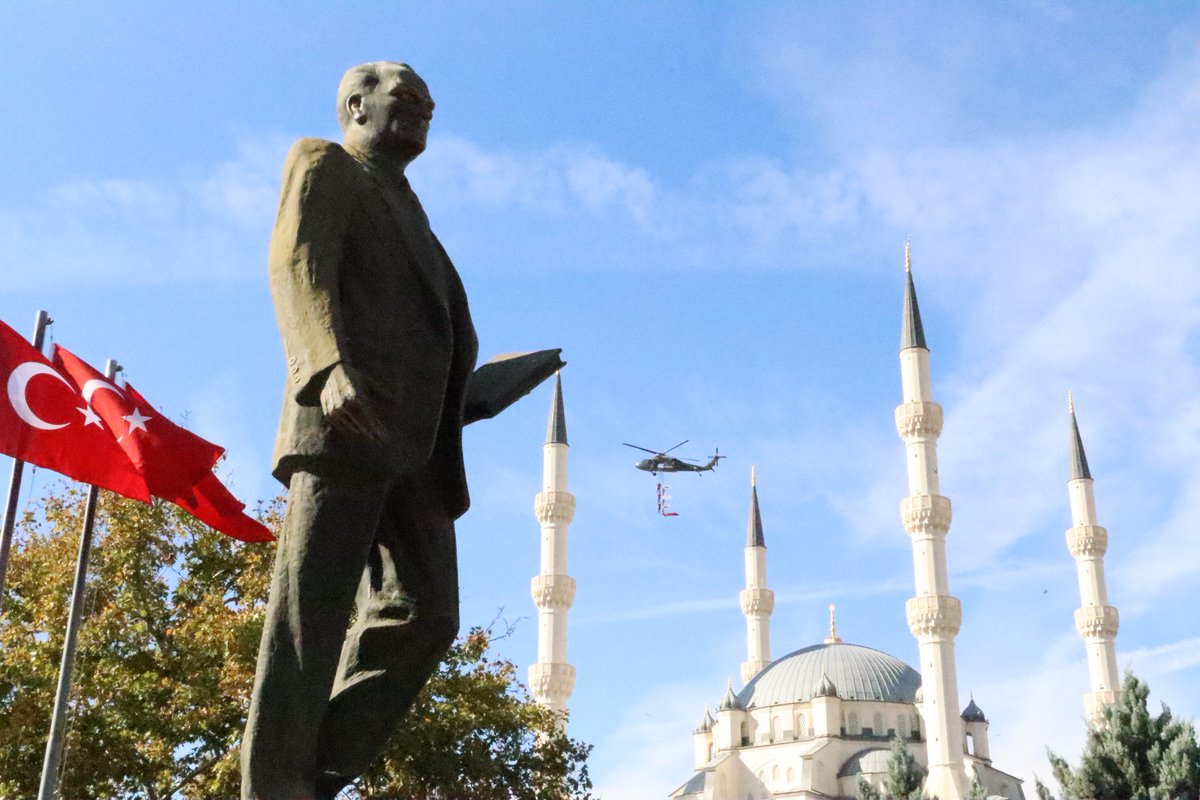 kirikkalebld71's tweet photo. Çelik kanatlı🚁
Çelik yürekli🇹🇷
Çelik bilekli💪🏻

Cumhuriyetimizin Kuruluşunun 99. yıl etkinlikleri kapsamında; 

“Dosta güven, düşmana korku salan” 
@jandarma
  Havacılık Başkanlığı Çelik Kanatlar gösteri ekibi #Kırıkkale semalarında süzüldü.👏🏻👏🏻👏🏻
⤵️ https://t.co/Lp1QIXyx8g
