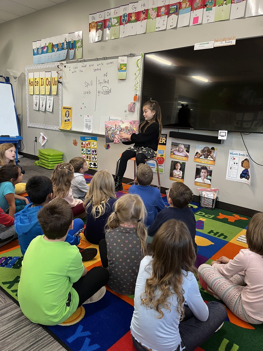 SteffanieBaker's tweet photo. We had a fantastic guest reader this morning in first grade @LHLionsSMSD we ❤️ it!! https://t.co/fB4WYPQDMJ