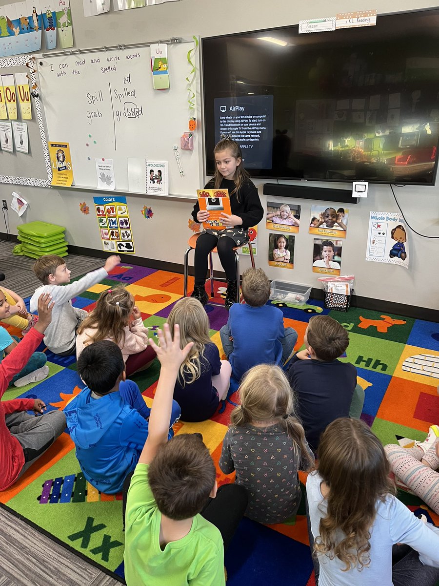 SteffanieBaker's tweet photo. We had a fantastic guest reader this morning in first grade @LHLionsSMSD we ❤️ it!! https://t.co/fB4WYPQDMJ