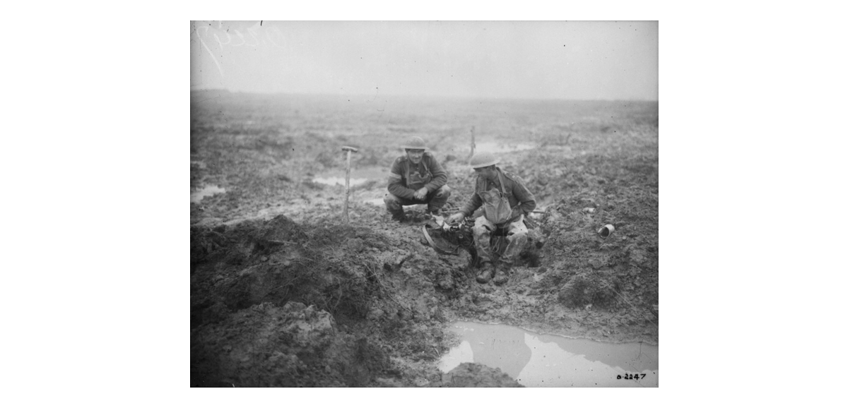 Les Canadiens ont lancé leur offensive à Passchendaele #ECJ en 1917. Le #CanadaSeSouvient de leur longue avance sous la pluie, dans la boue et sous le feu nourri de l’ennemi jusqu’à la victoire. On estime qu’environ 4 000 soldats sont morts et 12 000 ont été blessés.
