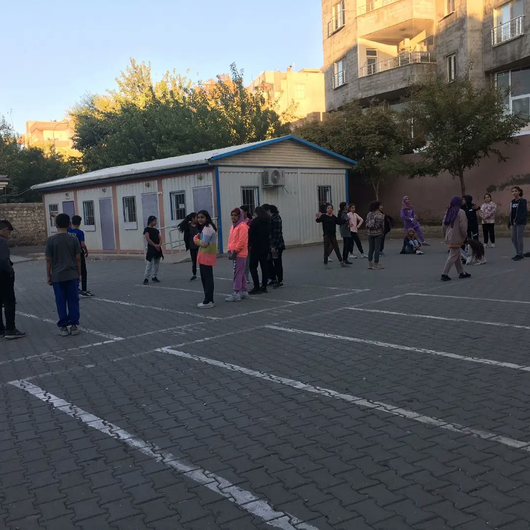 Afet Haftası kapsamında öğrencilerimizin deprem sırası ve sonrasında neler yapmaları gerektiğini öğrenmeleri amacıyla deprem tatbikatı gerçekleştirildi. Değerli çalışmaları için Beden Eğitim Öğretmenimiz Ahmet Otçu ' ya teşekkür ederiz.☺️👏