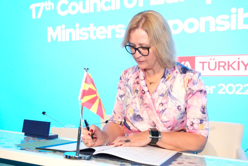 We have the pleasure to announce that #NorthMacedonia🇲🇰 has signed the #MacolinConvention. 41 States united in the fight against #matchfixing. Together 💪we can beat #sportmanipulation !

👉 go.coe.int/wIPWY