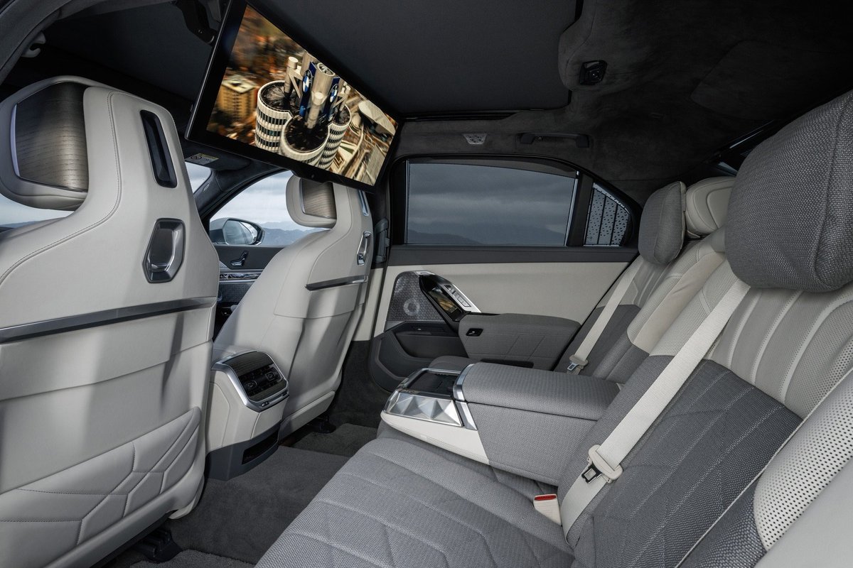 evhomeinstalls's tweet photo. Let's take a look inside the i7: The BMW Theatre Screen for all the entertainment 🍿 #THEi7

The #BMW i7 xDrive60: Power consumption/100 km, CO2 emission/km, comb.: 19.6 - 18.4 kWh, 0 g. According to WLTP, https://t.co/yStSf3Y50r https://t.co/EVa09NTinb