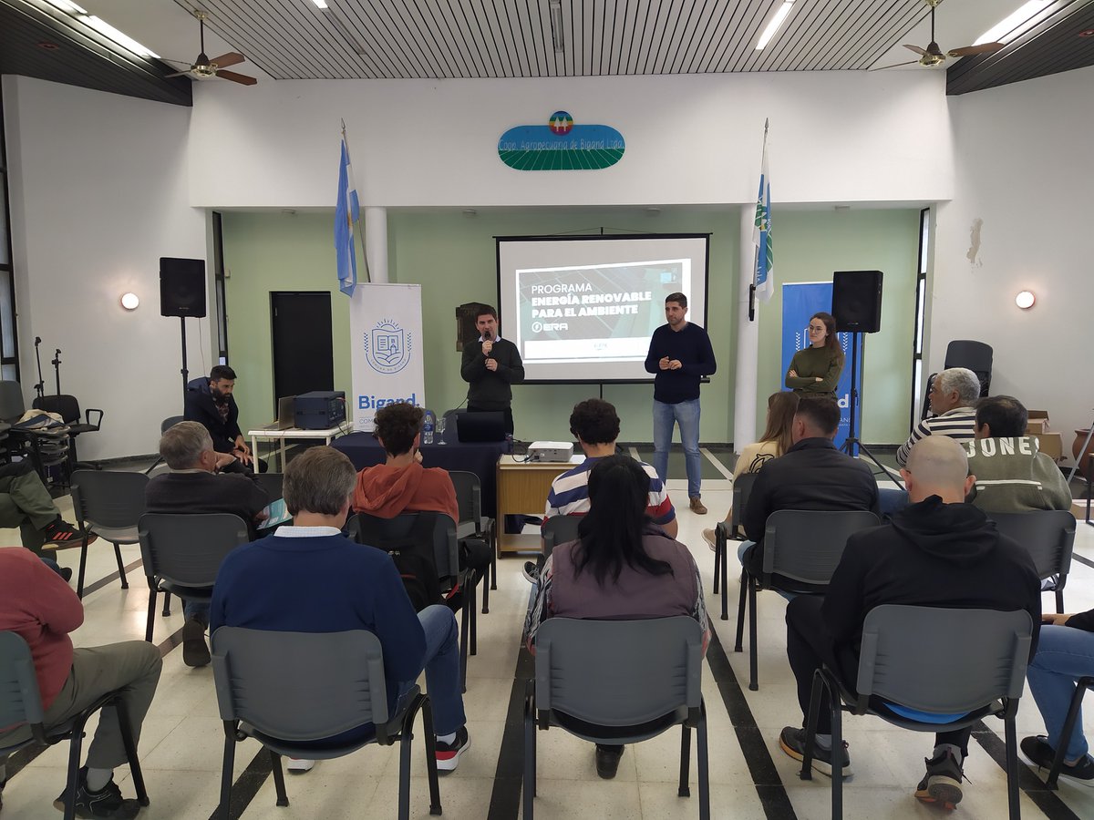 ComunadeBigand's tweet photo. PRESENTAMOS EL PLAN RENOVABLE ⚡💡☀️♻️
📌 El Pte. Comunal, Ing. Alejandro Ruggeri. recibió al equipo del Ministerio de Ambiente de Sta. Fe., el cual realizaó la presentación del #planrenovable, una línea de créditos del  para la compra e instalación de calefones y paneles solares https://t.co/MYiFoDhD1D