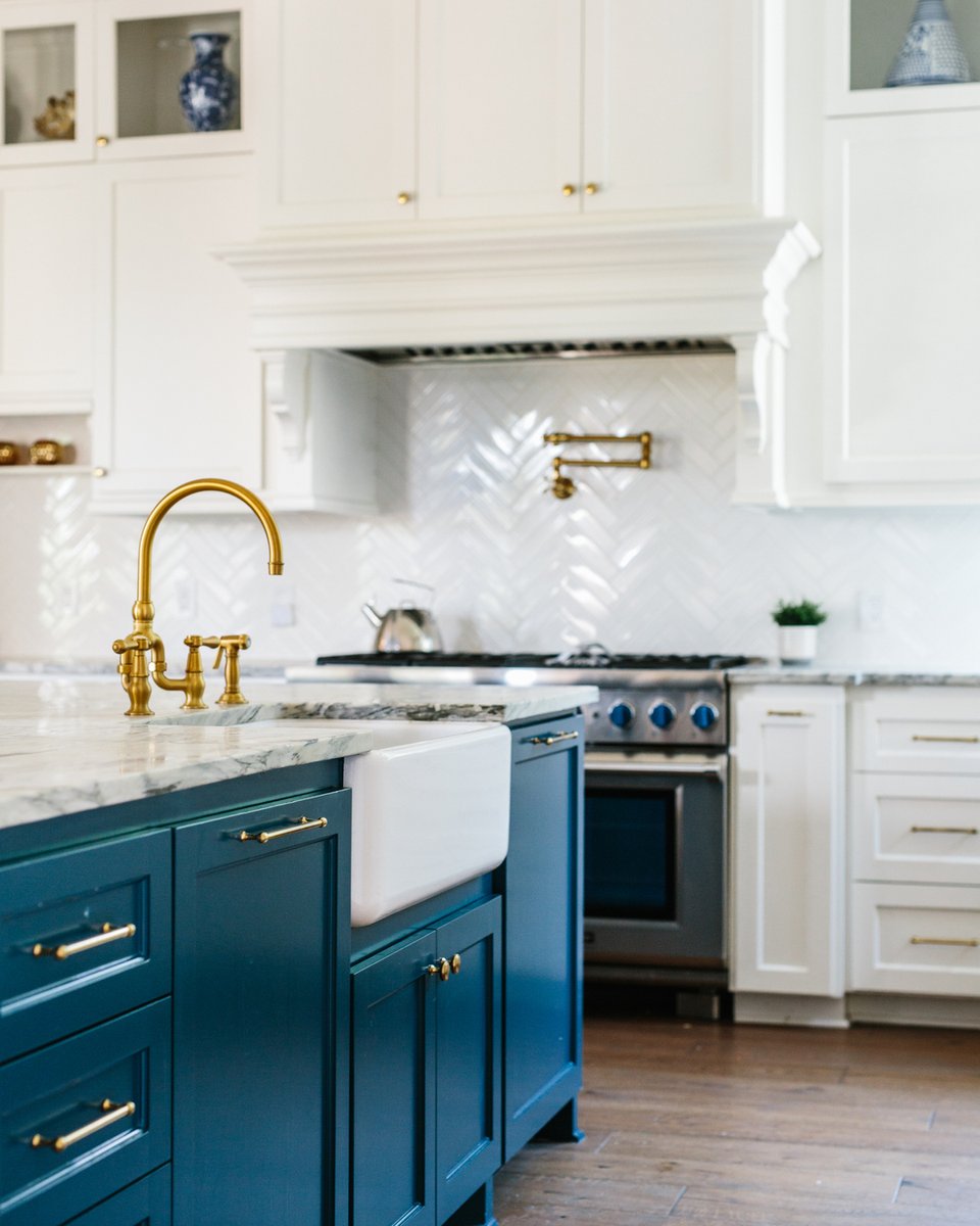 Where to Save v Splurge in the kitchen!
.
👩‍🍳 Splurge: Countertops - Appliances and Hood Vent - Cabinets and Hood Vent Surround

👩‍🍳 Save: Cabinet Hardware - Light fixtures - Kitchen Sink and Faucet - Backsplash
.
.
📸 Katie Jameson #jointhebandd #interiorlife #