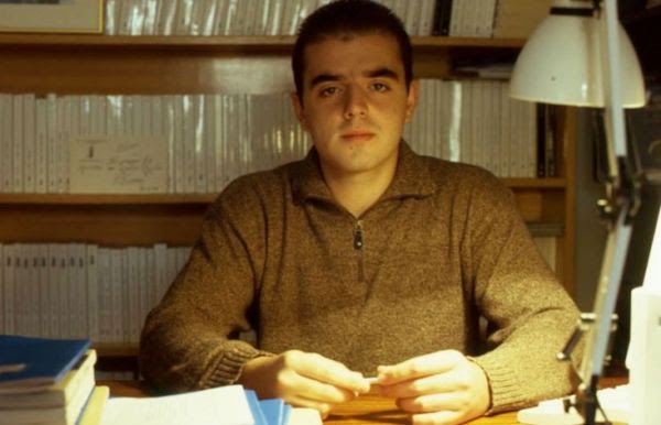 VePZVughT9Iapw2's tweet image. Μέρες που είναι ας θυμηθούμε τον Οδυσσέα Τσεναι αριστούχο μαθητή της 3ης Γυμνασίου που δεν τον άφησαν να κρατήσει την Ελληνική σημαία επειδή ήταν Αλβανος, σήμερα  ο Οδυσσέας είναι επίκουρος καθηγητής Παθολογίας στην Νέα Υόρκη και σε όλους τους φασίστες στέλνει φιλάκια ρουφηχτα