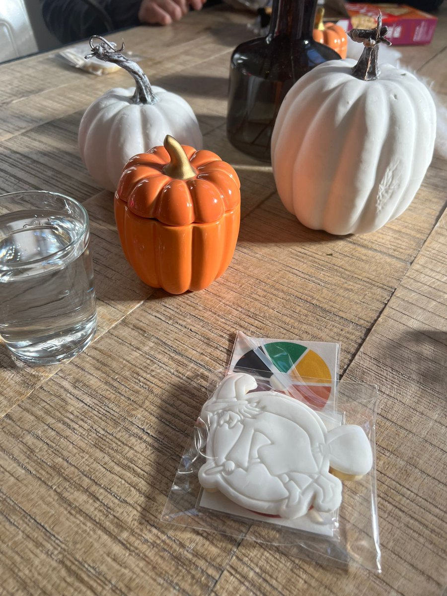 thisisseventy7's tweet photo. ...and today was a day of treats, with festive painting and loads of sweets... https://t.co/VAFZn84EvB