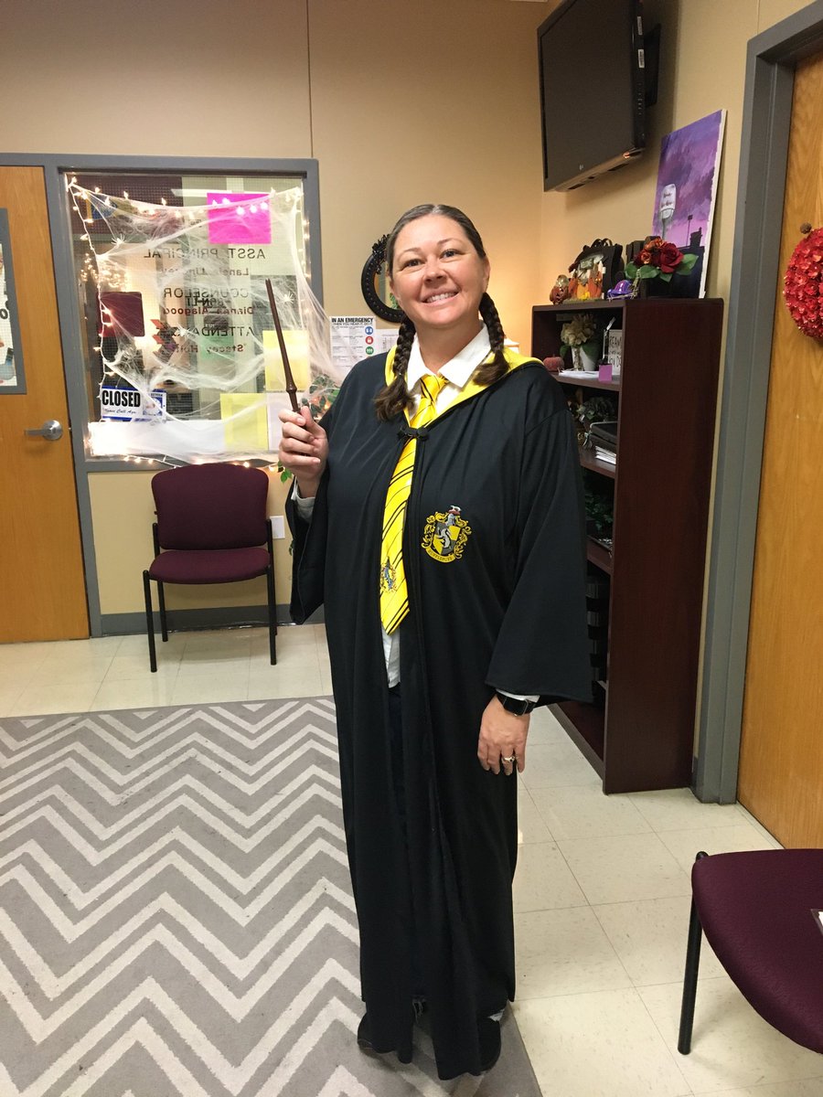 MrsSchnitziusH's tweet photo. Character day ⁦@LewisvilleHS⁩ ⁦@lewisvillestuco⁩ #RRW https://t.co/HcRITbt7Kn