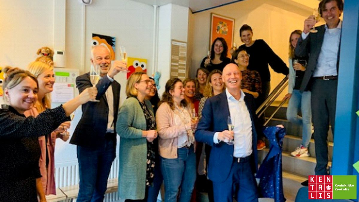 kentalis's tweet photo. "Spraak &amp; Taal Ambulatorium #Breda is geopend! Na de herfstvakantie starten de eerste cliënten hun korte, intensieve traject van onderzoek en behandeling. Wij wensen de medewerkers veel succes." Oscar Dekker en Sandra Beuving, raad van bestuur https://t.co/HDGYah7HZ9
