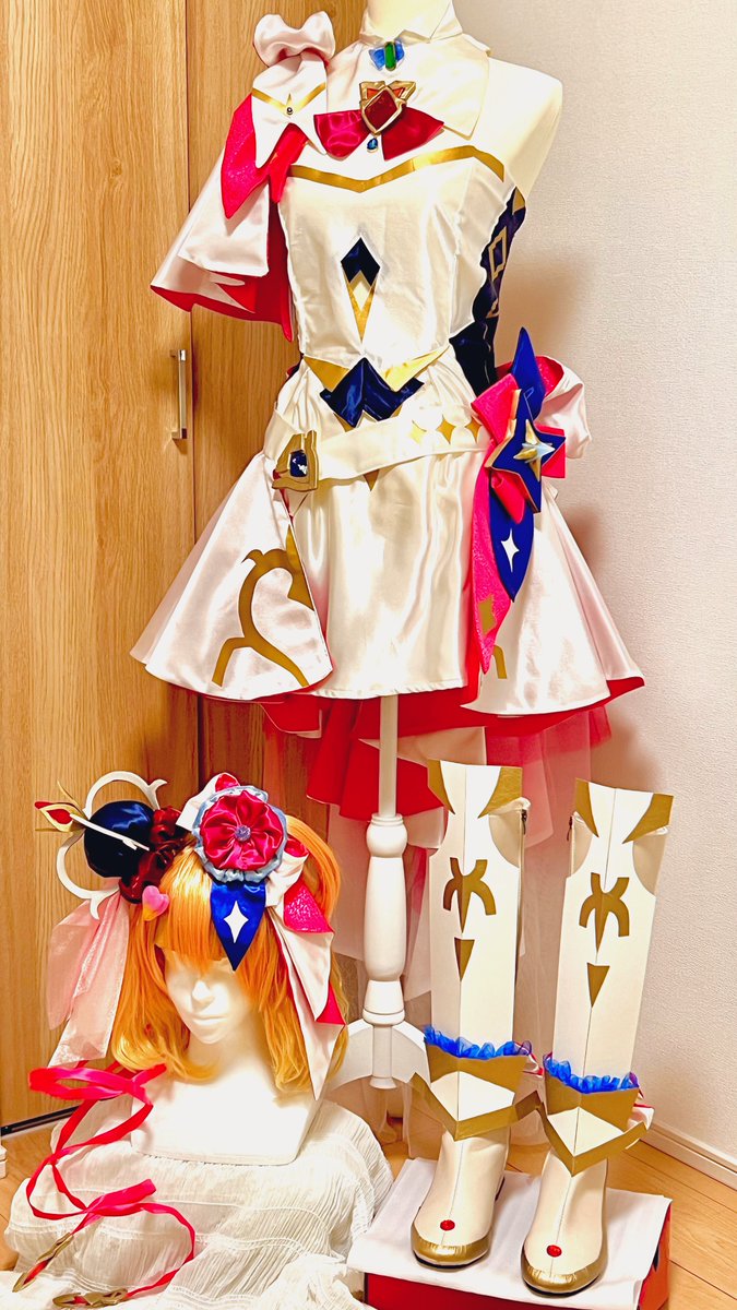 absolute00123's tweet photo. 〚完成衣装〛スカーレット·ノーブル

映画観てどうしてもフレイアちゃんやりたくなった勢いで作り始めたものの布量も時間も過去一の衣装になりました😂
指輪と胸元の飾りはスワロフスキー使ってキラキラだし布は芯地でボリュームある形になるようにしたのがこだわり！

#アリスの衣装制作記録所 https://t.co/CGjkKZCKnV