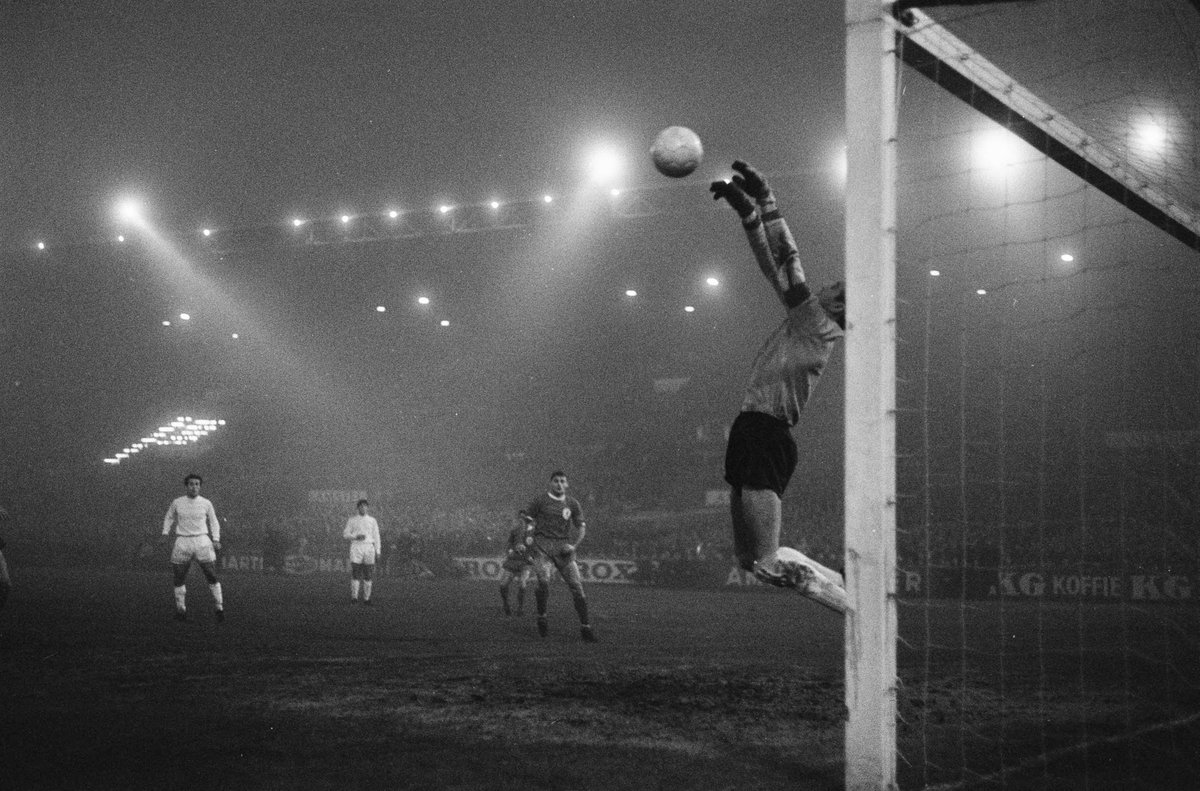 Sorry hoor, maar ik vind dit gewoon een mooie foto van Ajax- Liverpool in 1966. Als je meer wil weten kan dat op bit.ly/2j1RlAA