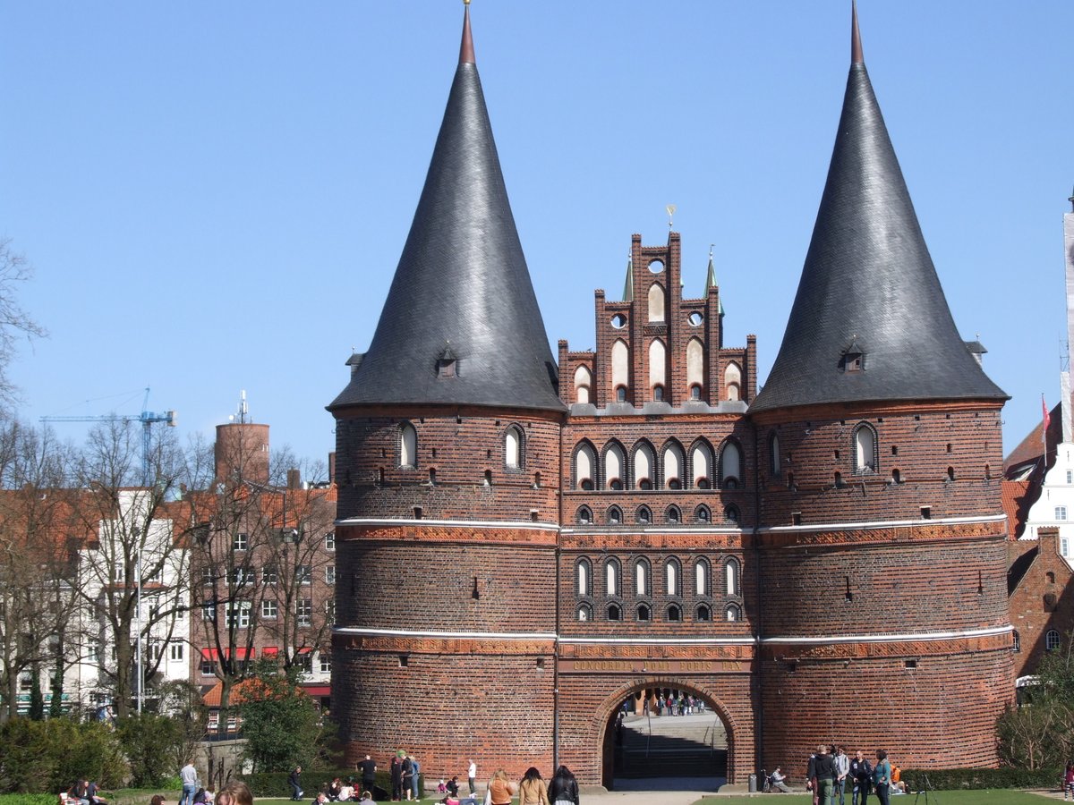 hhofgermany's tweet photo. In medieval times, #Lübeck owed its reputation as an important city to the success of its merchants. The Holsten Gate became the proud symbol of the free imperial city. The city gate was built between 1464 and 1478 along the lines of Dutch models. #WeAreGermany @hansekoenigin https://t.co/OoNzwrcdxa