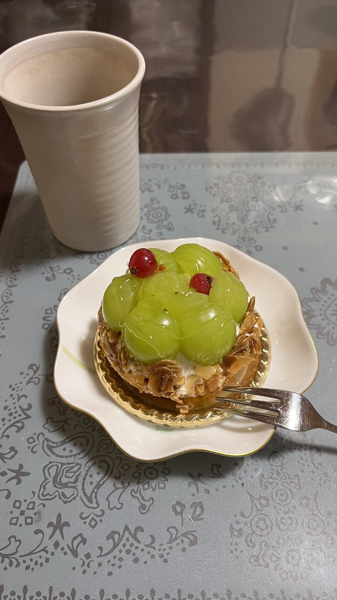 yumiamn's tweet photo. #ボンシック
#bonchic のケーキ🍰
いい匂い〜😺
食いしん坊の茶トラ君も
気になって覗きに来ました👀
こんな時間に食べたらアカンなぁと思いながら
今日はマスカットのタルトをいただきました😋
明日はモンブラン🌰✨
😁😁😁 https://t.co/A3SKrRTILa