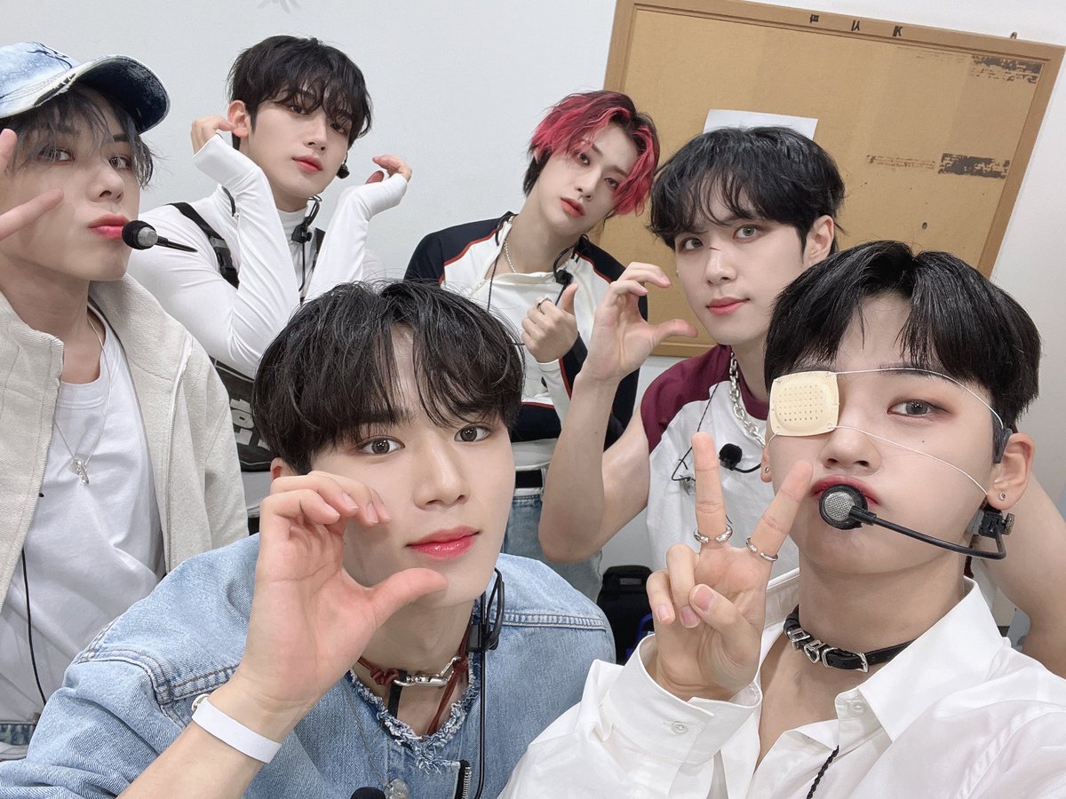 WEi_Peru's tweet photo. TRAD📝 [221026]
Actualización en #WEi Official 
Desde Spray de WEi que capturó profundamente el corazón de RUi, hasta Higher Ground que atrapó sus corazones con una presentación sorpresa, hoy también RUi se hizo presente, así que WEi brillo mucho más
Trad:★ WEi Perú 💜✨💙 https://t.co/Cphsh7A4L6