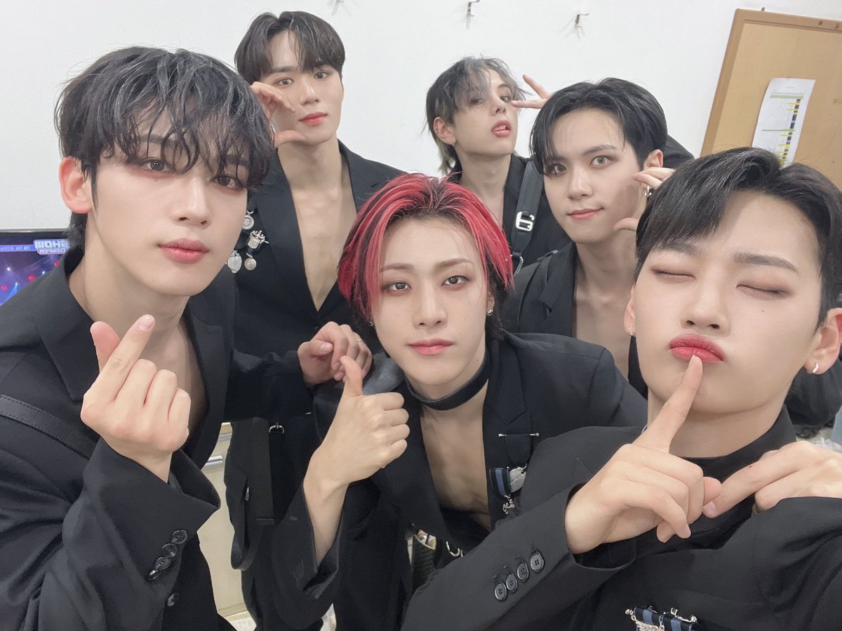 WEi_Peru's tweet photo. TRAD📝 [221026]
Actualización en #WEi Official 
Desde Spray de WEi que capturó profundamente el corazón de RUi, hasta Higher Ground que atrapó sus corazones con una presentación sorpresa, hoy también RUi se hizo presente, así que WEi brillo mucho más
Trad:★ WEi Perú 💜✨💙 https://t.co/Cphsh7A4L6