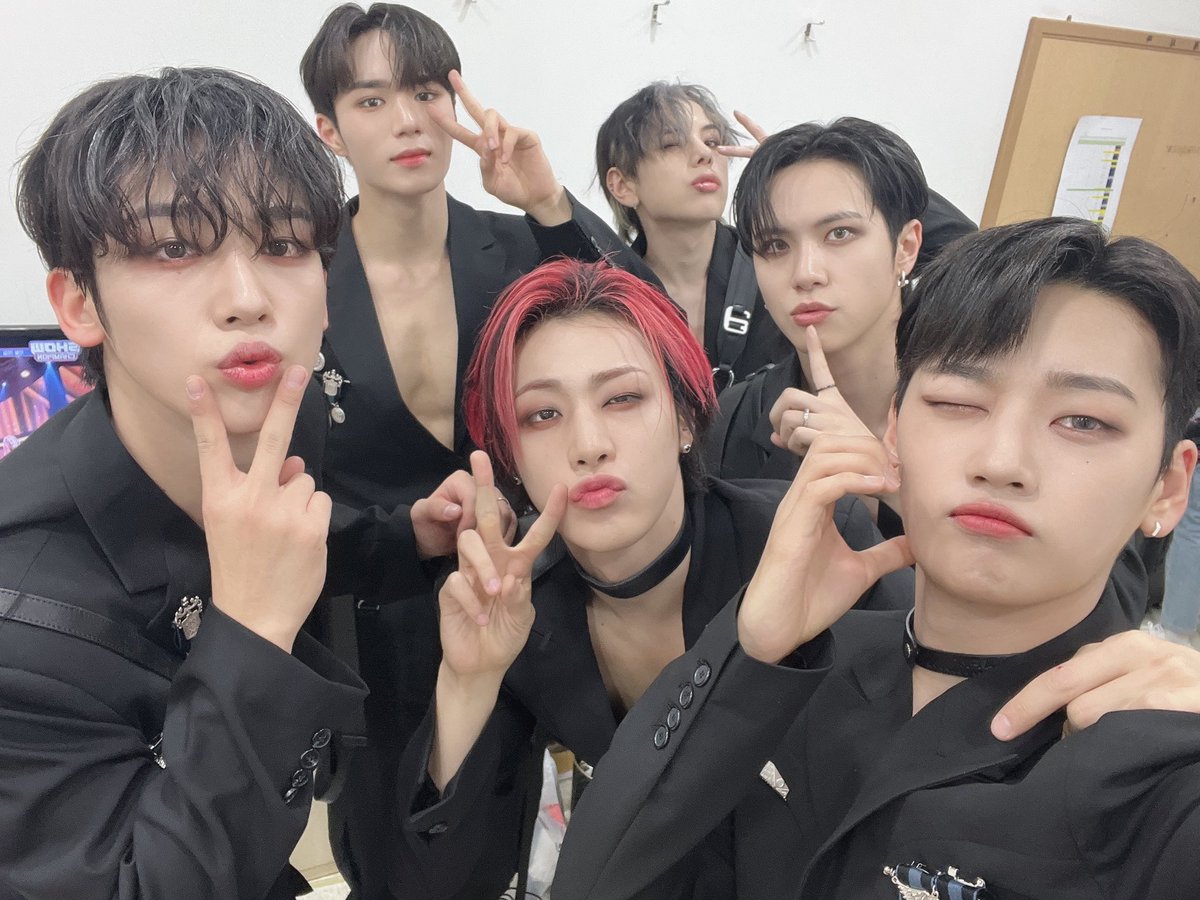 WEi_Peru's tweet photo. TRAD📝 [221026]
Actualización en #WEi Official 
Desde Spray de WEi que capturó profundamente el corazón de RUi, hasta Higher Ground que atrapó sus corazones con una presentación sorpresa, hoy también RUi se hizo presente, así que WEi brillo mucho más
Trad:★ WEi Perú 💜✨💙 https://t.co/Cphsh7A4L6