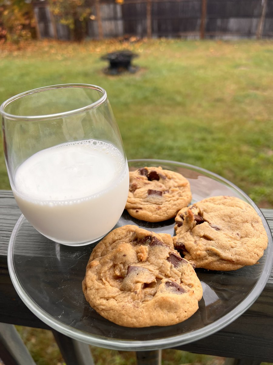 AldridgeKamiele's tweet photo. This Morning was all about the #Cookies ☺️ #Autumn #NewEngland #WhenindoubtBake ❤️ p.s. My house 🏡 smells Amazing🙌🏽🥰 https://t.co/aCFqNfJC2D