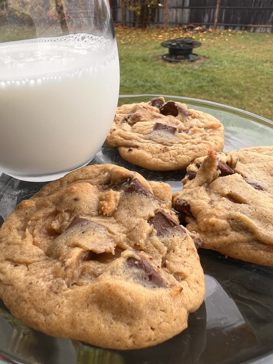 AldridgeKamiele's tweet photo. This Morning was all about the #Cookies ☺️ #Autumn #NewEngland #WhenindoubtBake ❤️ p.s. My house 🏡 smells Amazing🙌🏽🥰 https://t.co/aCFqNfJC2D