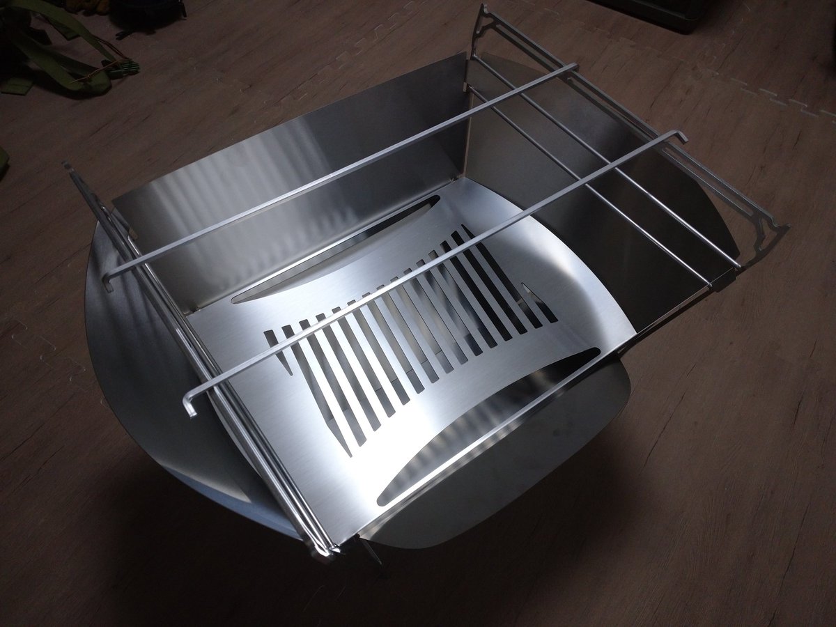 遂に！本日届きました～！１年ずっと再販を待ちかねてたMAAGZの焚き火台！
いやぁ～カッコいい！！フォルム、バランス最高だね✨
嬉しい！早く使いたい！
#キャンプ好きと繋がりたい 
#キャンプギア
#MAAGZ
#焚き火