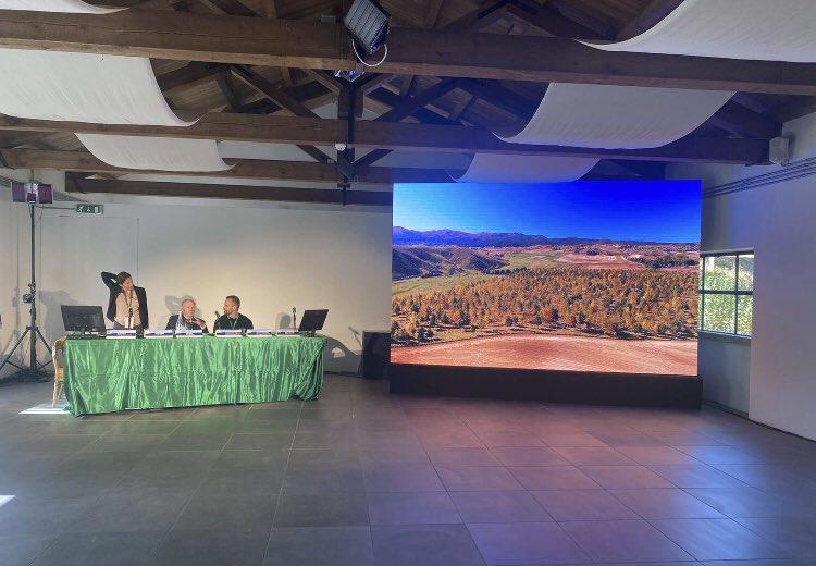 Cumunadicuzza's tweet photo. Le #smartpaesi présenté aux XIIeme assises européennes de la montagne SMART MOUNTAINS à Camigliatello Silano, en Italie. #smartpaesi présenté dans la session: comment une gouvernance intelligente peut elle aider à construire des zones de montagne tournées vers l’avenir? https://t.co/v1Zkst00IL