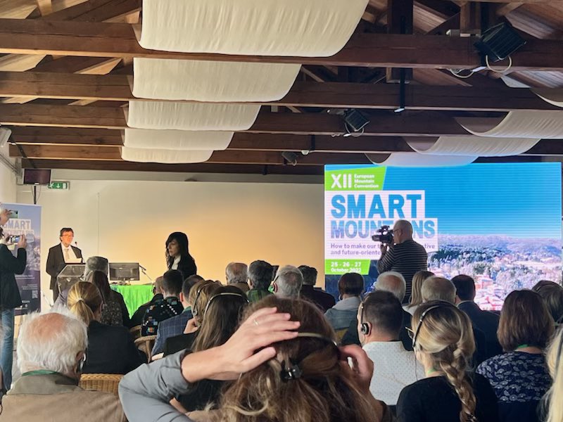 Cumunadicuzza's tweet photo. Le #smartpaesi présenté aux XIIeme assises européennes de la montagne SMART MOUNTAINS à Camigliatello Silano, en Italie. #smartpaesi présenté dans la session: comment une gouvernance intelligente peut elle aider à construire des zones de montagne tournées vers l’avenir? https://t.co/v1Zkst00IL