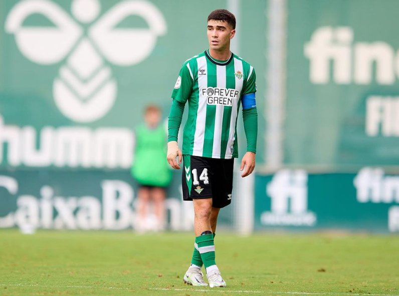 Enrique Fernández (2003) debuta en una convocatoria del primer equipo. Completamente asentado en el filial en su primer año como senior. Pivote defensivo con personalidad y con gran posicionamiento táctico, capacidad para distribuir con su zurda y buen recuperador. #Betis