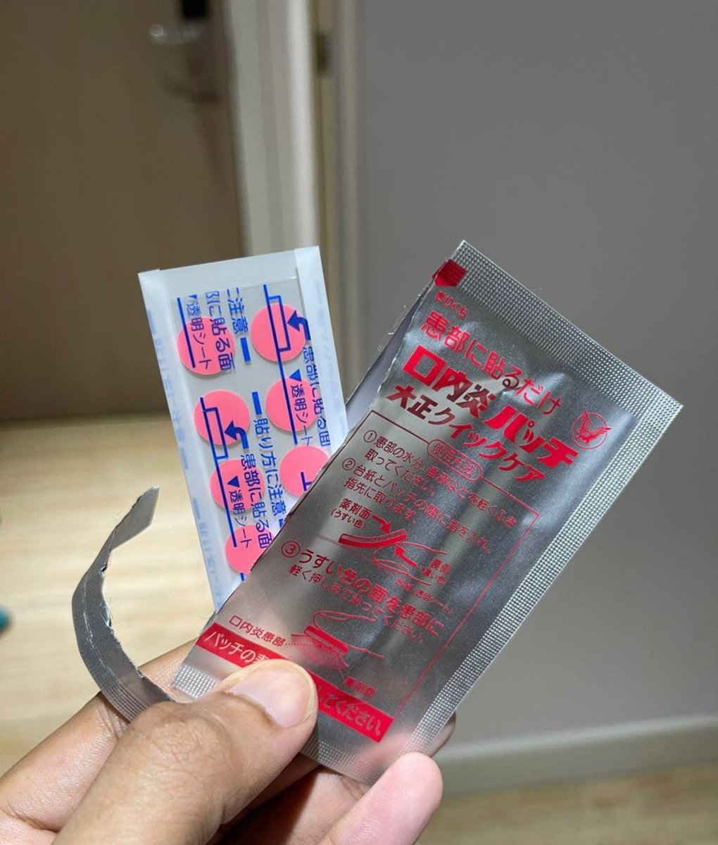 theiceraf's tweet photo. Bila ada ulcer dalam mulut mesti selera makan pun hilang. bila tengah makan sedap pun boleh berhenti sebab sakit. pakai ubat ulcer jenis liquid, time makan mesti tertelan sekali.

aku guna jenis patch ni ja bila ada ulcer and nak makan. also cepat sembuh lepas pakai ni. selesa! https://t.co/Cmong2Ae8t