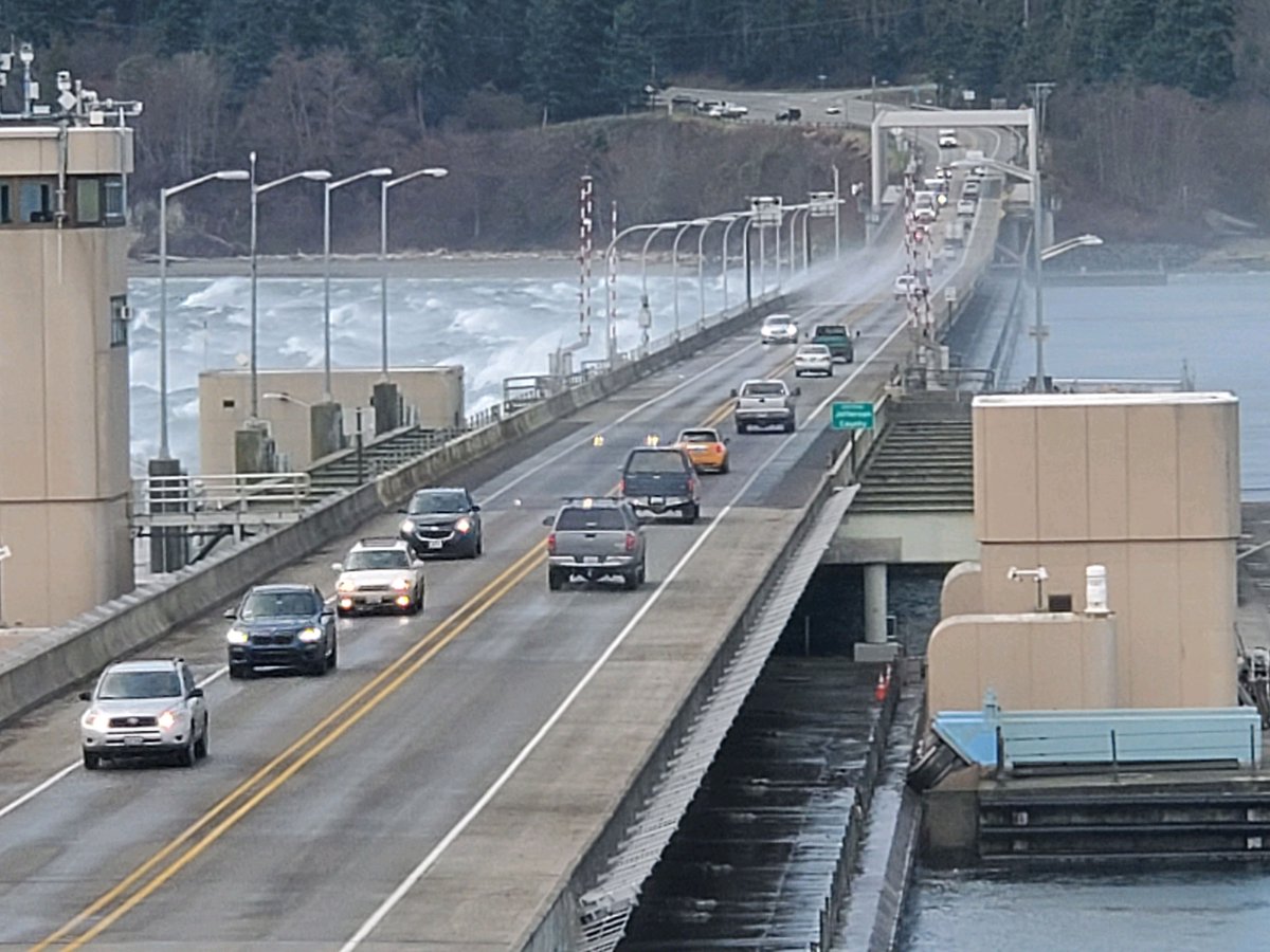 Strong winds and big waves can force temporary closures of the SR 104 Hood Canal Bridge ✅Check weather before you go ✅Keep a full tank of gas ✅Be prepared to wait until weather improves ✅Check our travel tools for information wsdot.com/travel/real-ti…