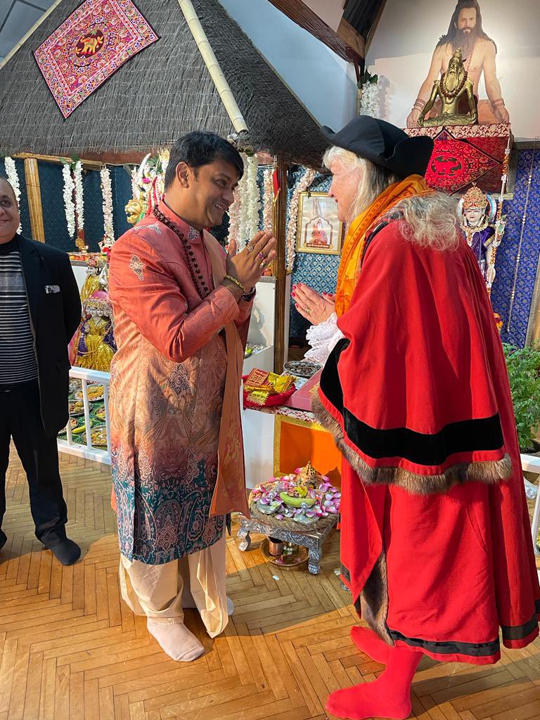 BobBlackman's tweet photo. 6th stop on our #TourofTemples @uksiddhashram with Mayor of Harrow Councillor @MoteJanet @paulosborn @anjanapatel01 #PriteshPatel #SamSumaria @hiteshkkaria #NutanVarshaAbhinandan https://t.co/yewqNDYIKb