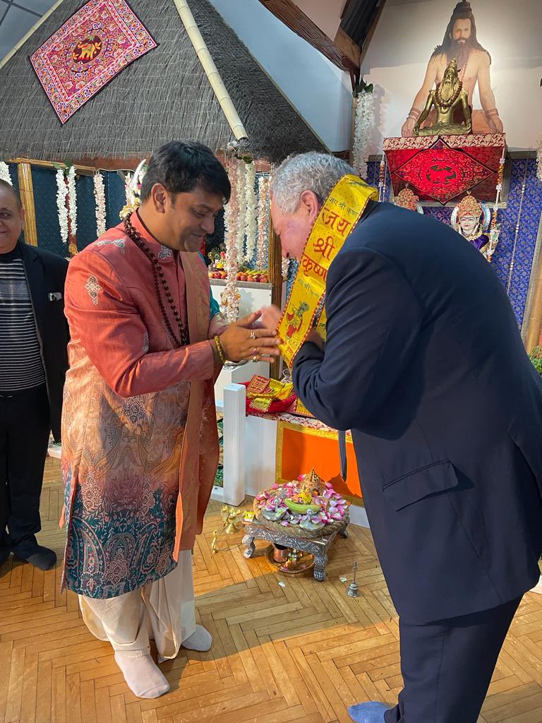 BobBlackman's tweet photo. 6th stop on our #TourofTemples @uksiddhashram with Mayor of Harrow Councillor @MoteJanet @paulosborn @anjanapatel01 #PriteshPatel #SamSumaria @hiteshkkaria #NutanVarshaAbhinandan https://t.co/yewqNDYIKb