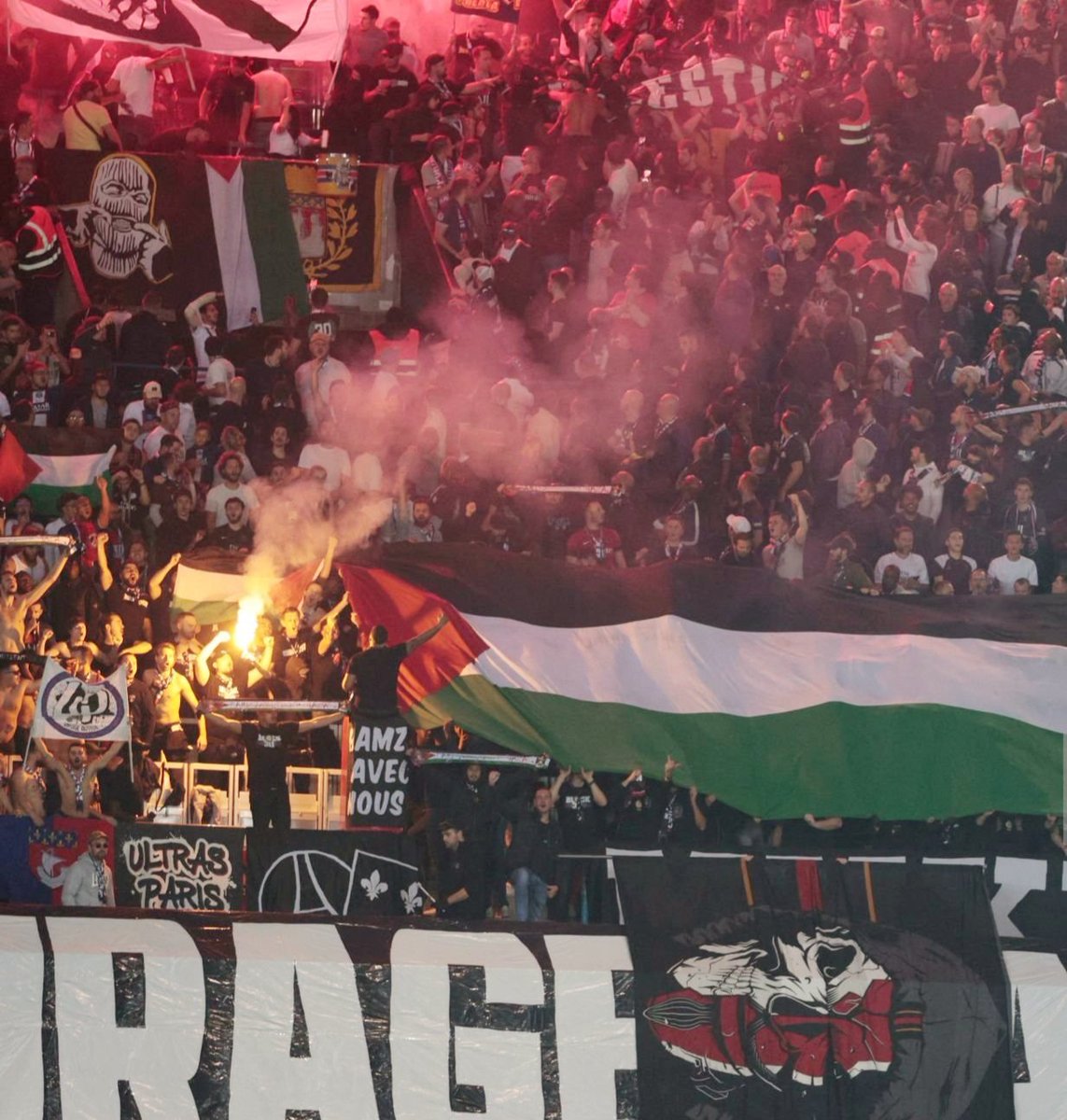 UltraMentality's tweet photo. PSG vs Maccabi Haifa.
25/10/2022 https://t.co/KsWgBfEvHW
